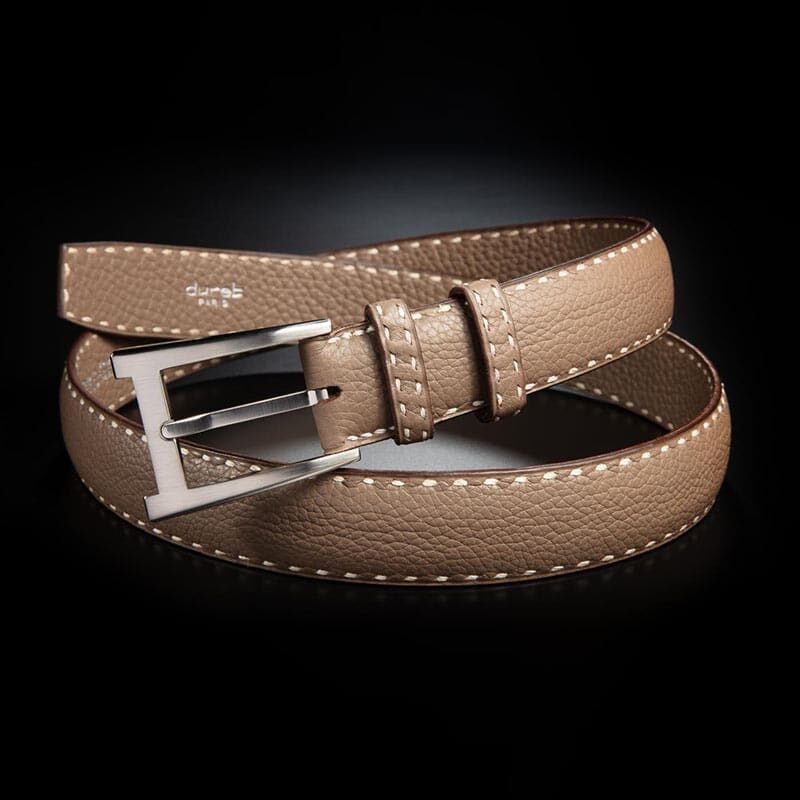 ceinture en veau grainé taupe, intérieur taupe et boucle Alpha 2