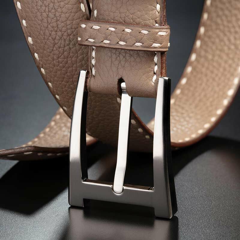 ceinture en veau grainé taupe, intérieur taupe et boucle Alpha 3