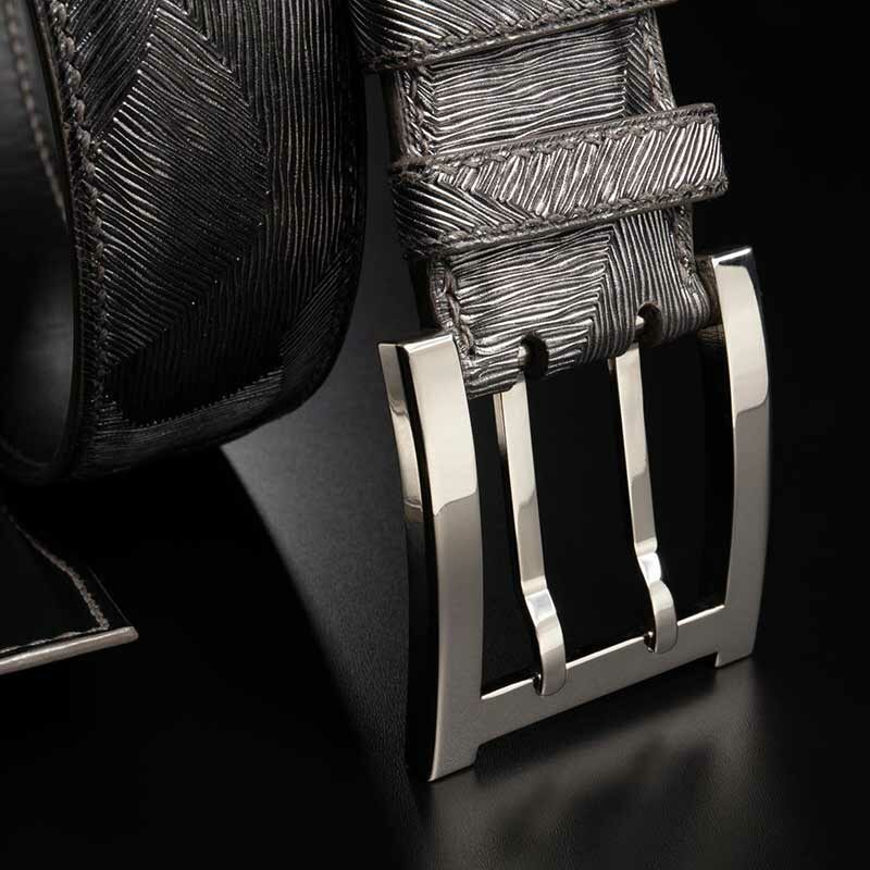 ceinture en veau irisé anthracite intérieur noir et boucle militaire 3
