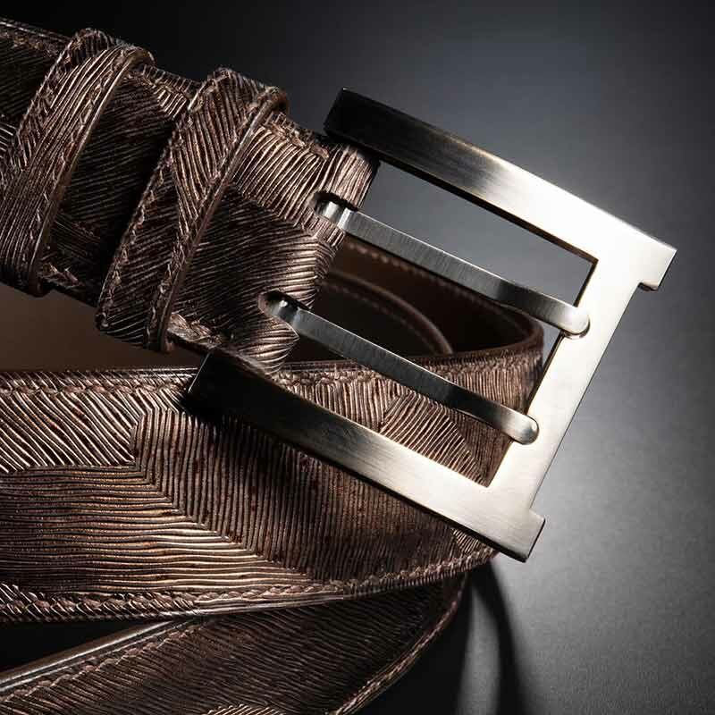 ceinture en veau irisé chocolat intérieur marron et boucle militaire 4