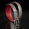 ceinture en veau lisse taupe intérieur rouge et boucle Alpha 1
