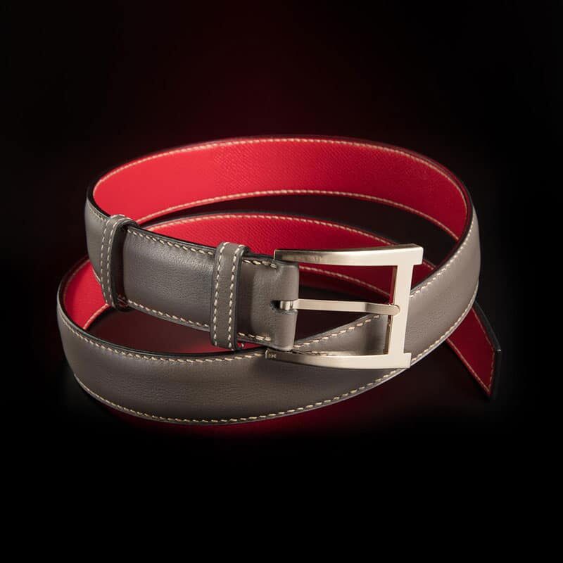 ceinture en veau lisse taupe intérieur rouge et boucle Alpha 2