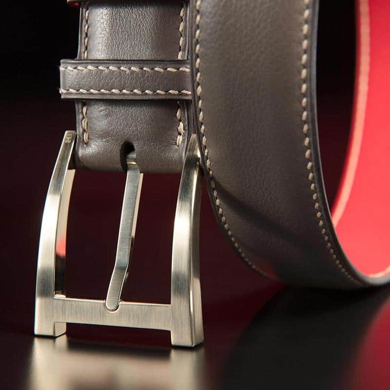 ceinture en veau lisse taupe intérieur rouge et boucle Alpha 3