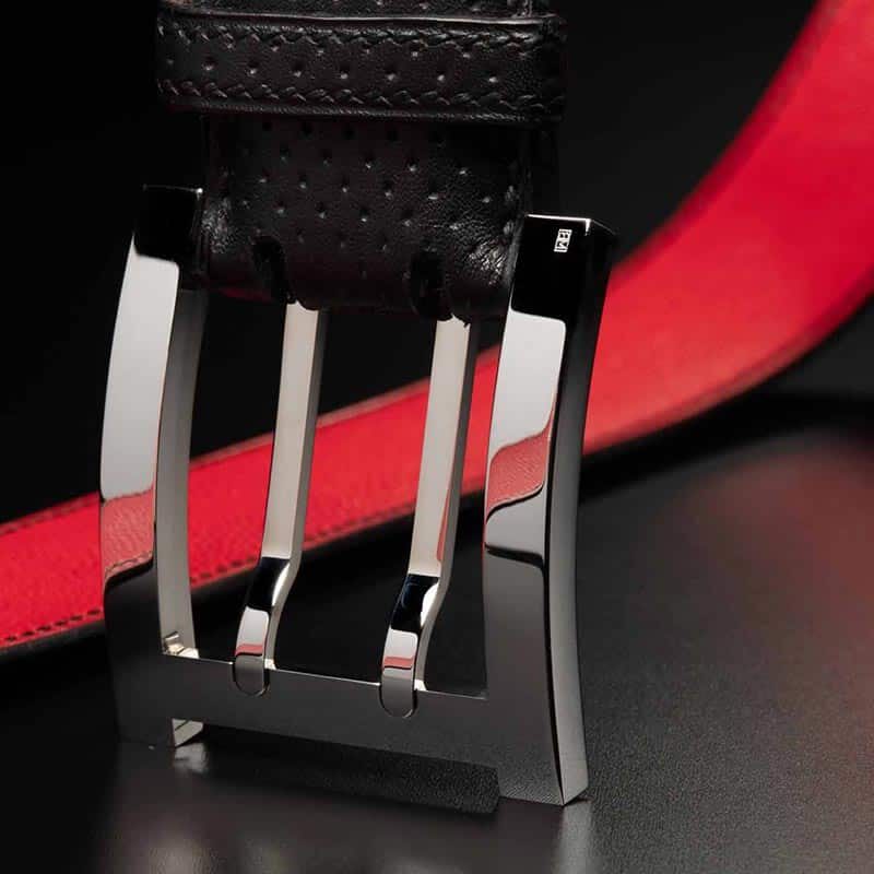 ceinture en veau naturel perforé, patiné noir intérieur rouge et boucle militaire 2