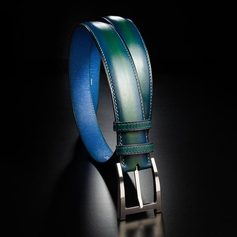 ceinture en veau végétal bleu-vert patinée, intérieur bleu et boucle Alpha 1