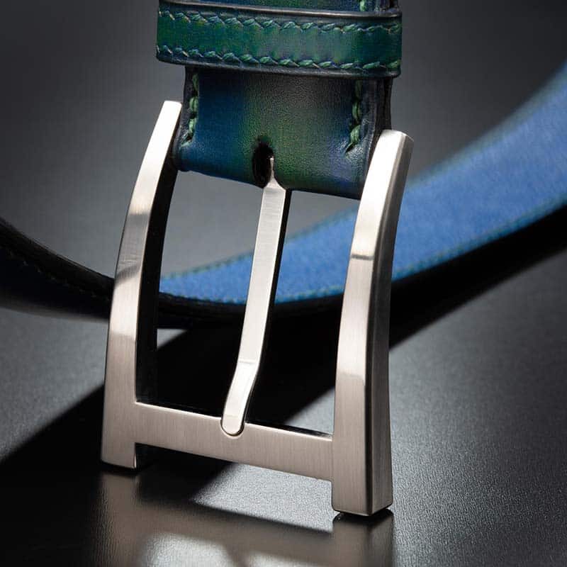 ceinture en veau végétal bleu-vert patinée, intérieur bleu et boucle Alpha 2