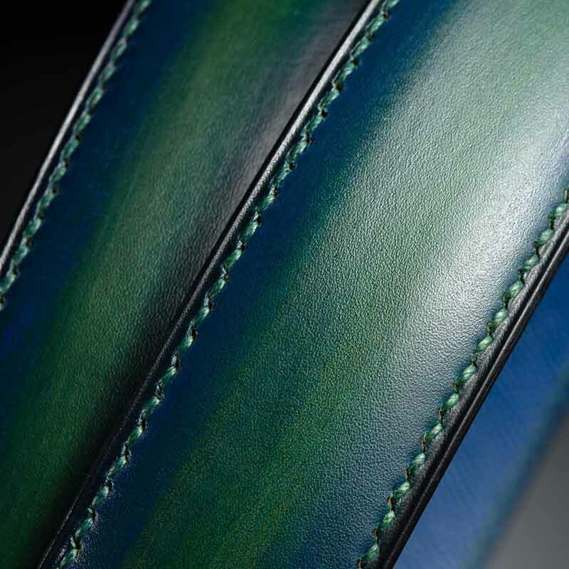 ceinture en veau végétal bleu-vert patinée, intérieur bleu et boucle Alpha 3