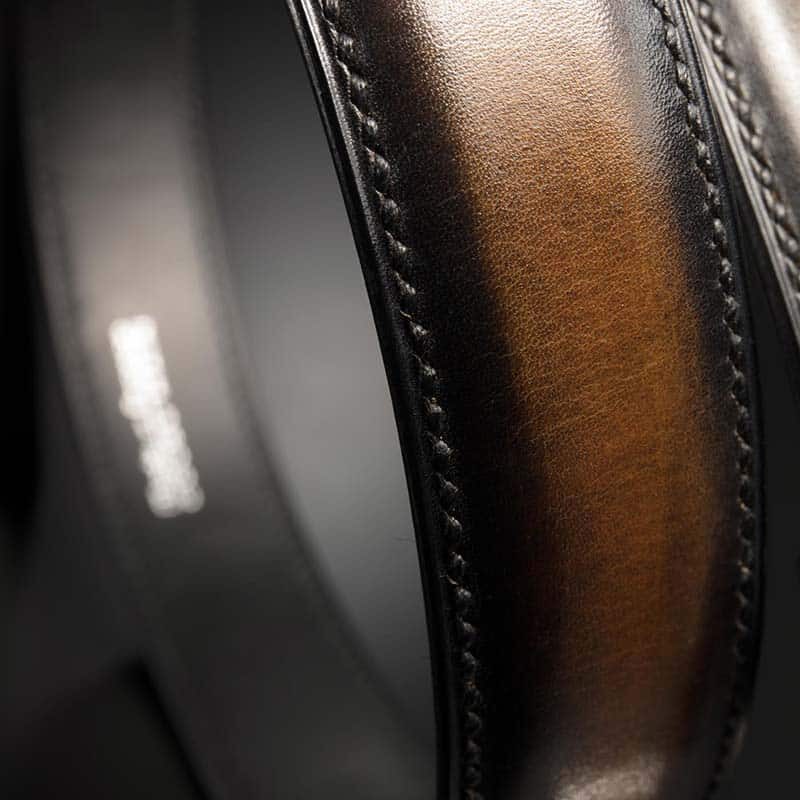ceinture en veau végétal châtaigne-,oir patinée, intérieur noir et boucle Delta 4