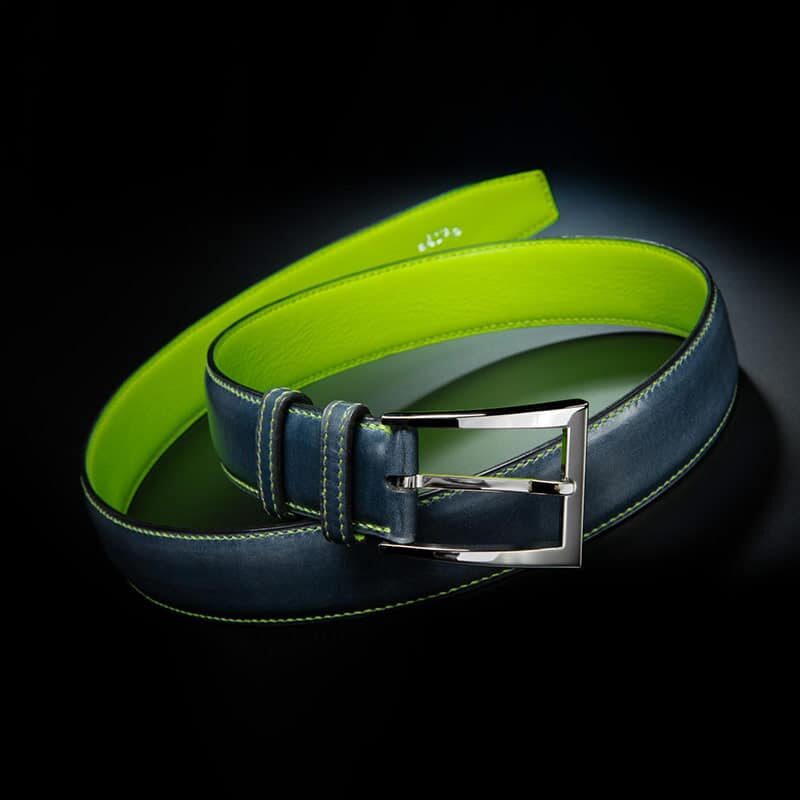 ceinture en veau végétal gris-bleu, intérieur vert et boucle Delta 3