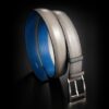 ceinture en veau végétal gris polaire patinée, intérieur saphir et boucle Alpha 1