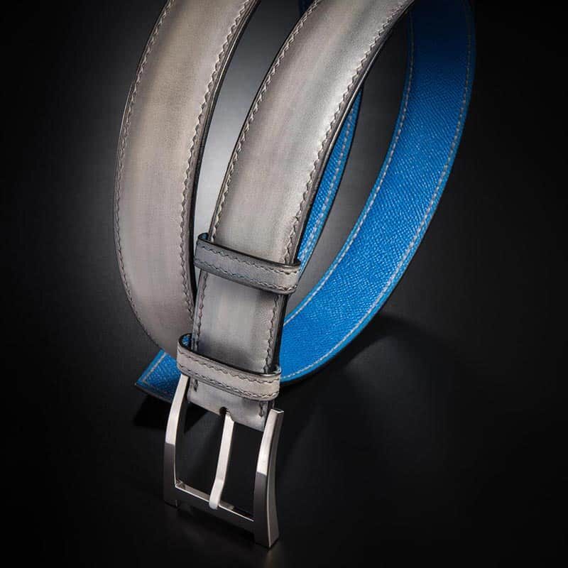 ceinture en veau végétal gris polaire patinée, intérieur saphir et boucle Alpha 2
