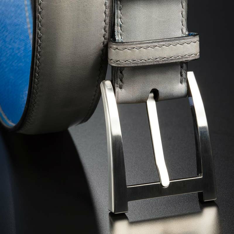 ceinture en veau végétal gris polaire patinée, intérieur saphir et boucle Alpha 3