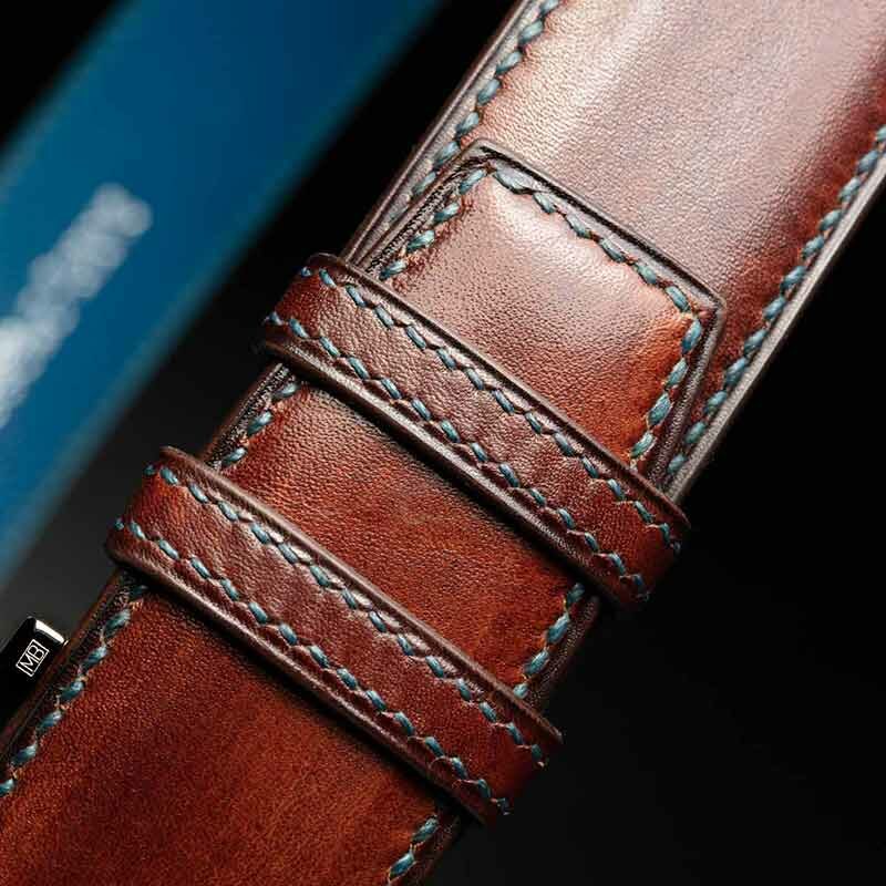 ceinture en veau végétal marron patinée intérieur pétrol et boucle Alpha 4