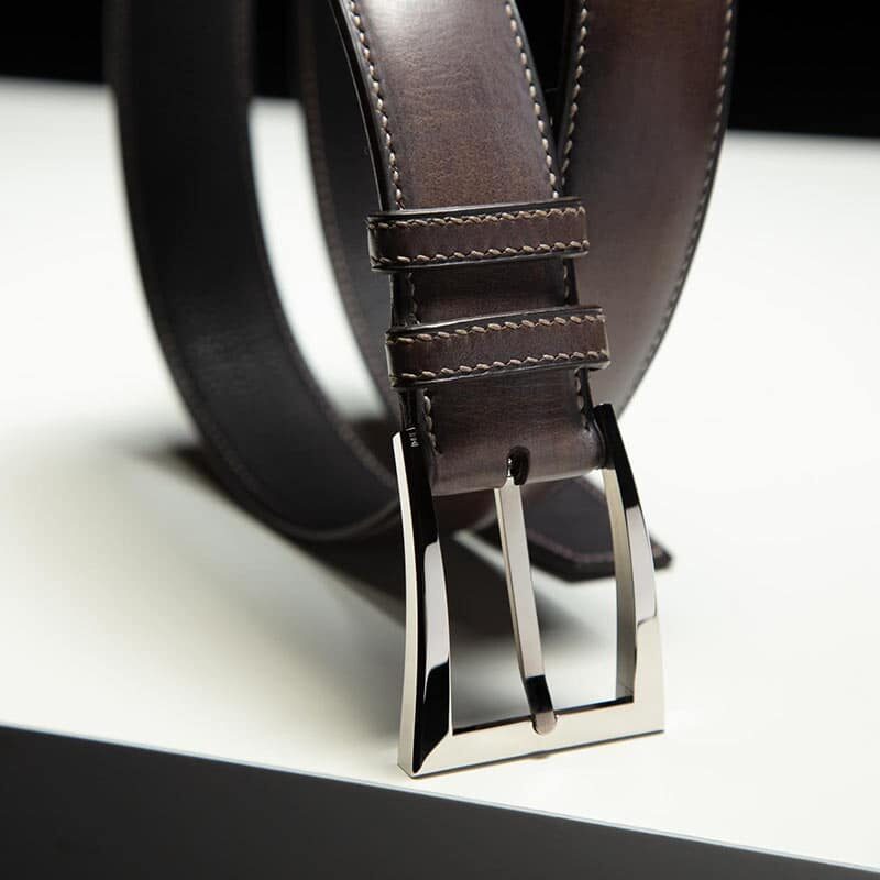 ceinture en veau végétal patinée marron, intérieur noir et boucle Delta 3