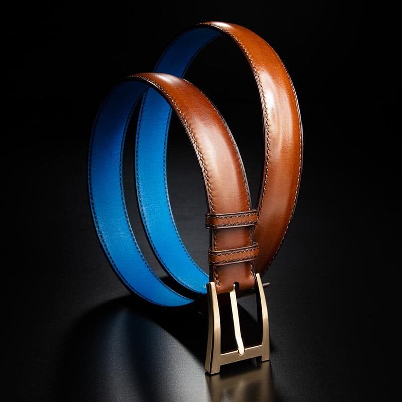 ceinture en veau végétal patinée noisette, intérieur indigo et boucle Alpha 1