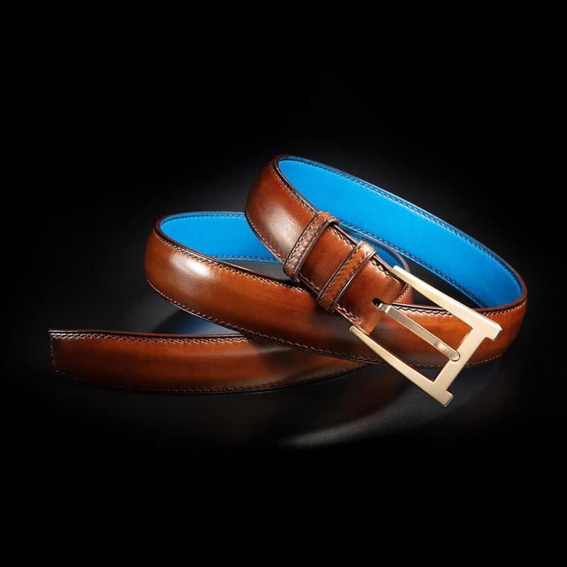 ceinture en veau végétal patinée noisette, intérieur indigo et boucle Alpha 2