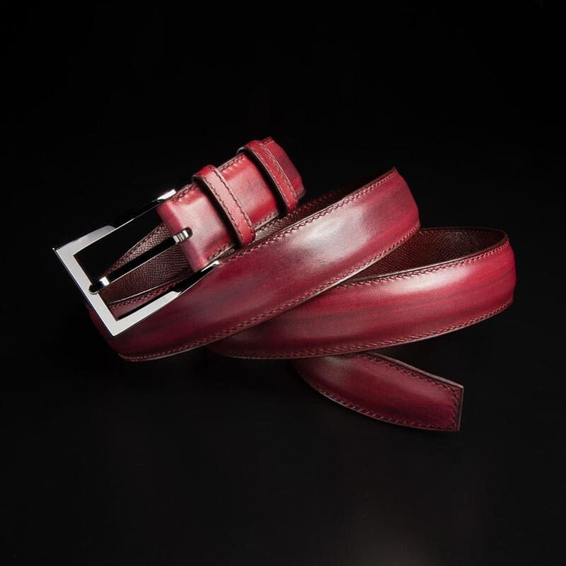 ceinture en veau végétal rubis patinée, intérieur bordeaux et boucle Delta 2