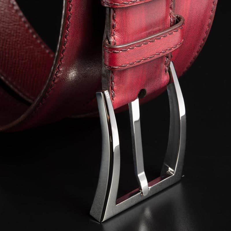 ceinture en veau végétal rubis patinée, intérieur bordeaux et boucle Delta 4