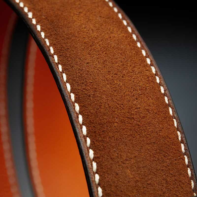 ceinture en veau velours châtaigne, intérieur orange et boucle Alpha 3