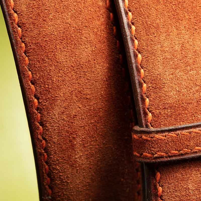 ceinture en veau velours gold patinée, intérieur vert et boucle Alpha 3