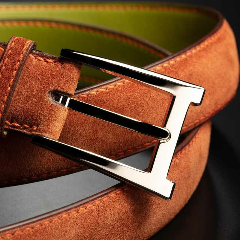 ceinture en veau velours gold patinée, intérieur vert et boucle Alpha 4