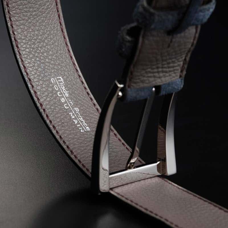 ceinture en veau velours gris patinée, intérieur taupe et boucle Delta 4