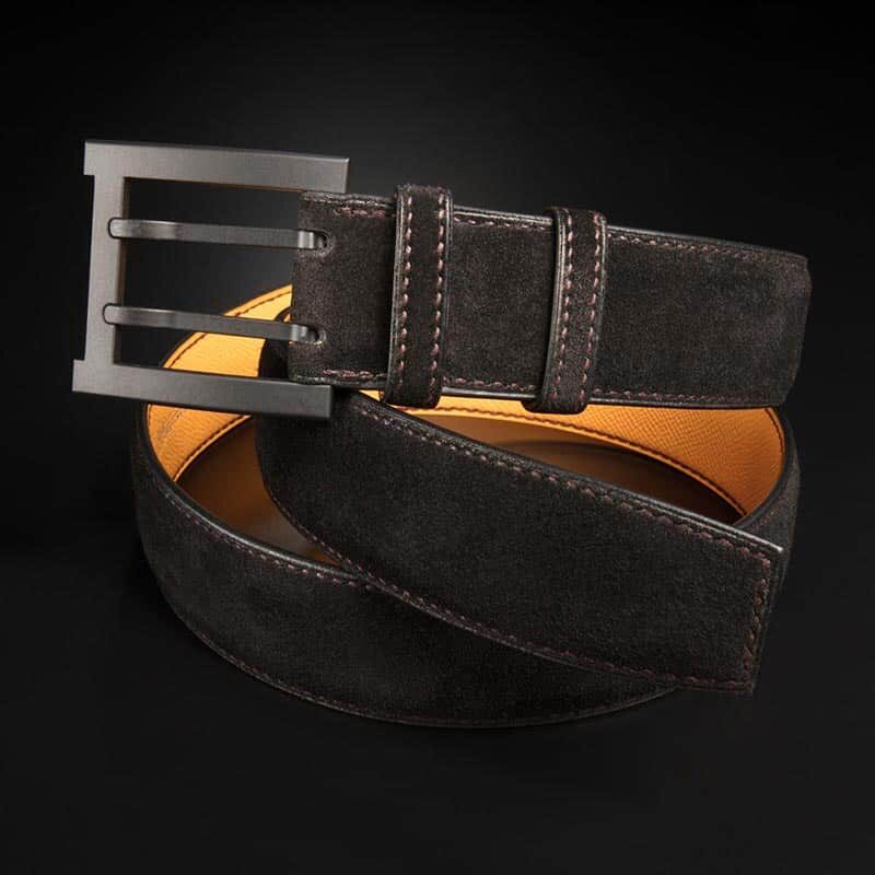 ceinture en veau velours noir, intérieur jaune et boucle militaire 2
