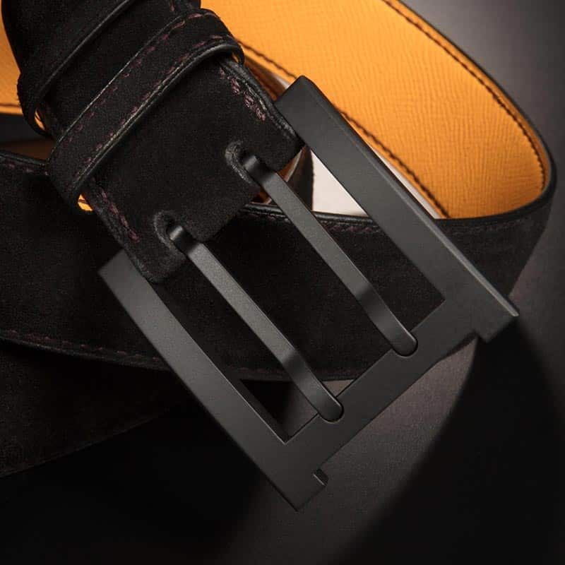 ceinture en veau velours noir, intérieur jaune et boucle militaire 3