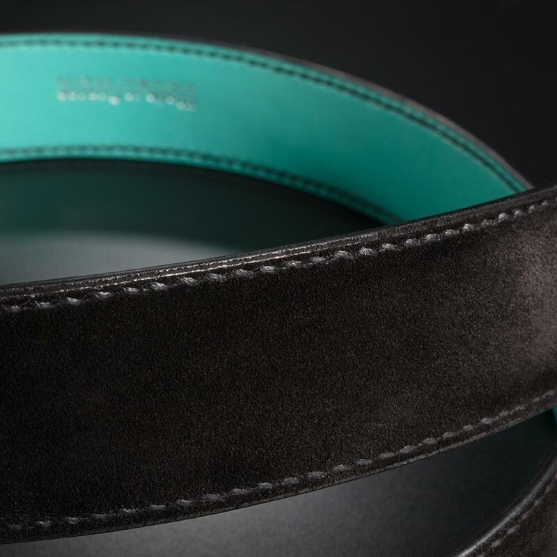 ceinture en veau velours noir, intérieur turquoise et boucle Omega 4