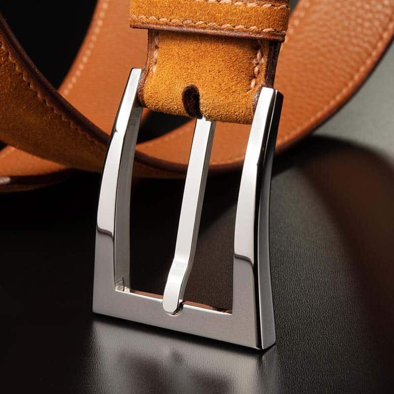 ceinture en veau velours noisette, intérieur gold et boucle Delta 2