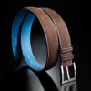 ceinture en veau velours nubuck chocolat, intérieur bleu et boucle Square 1