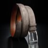 ceinture en veau velours nubuck chocolat, intérieur gold et boucle Alpha 1