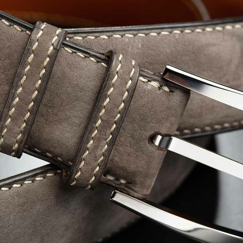 ceinture en veau velours nubuck chocolat, intérieur gold et boucle Alpha 3