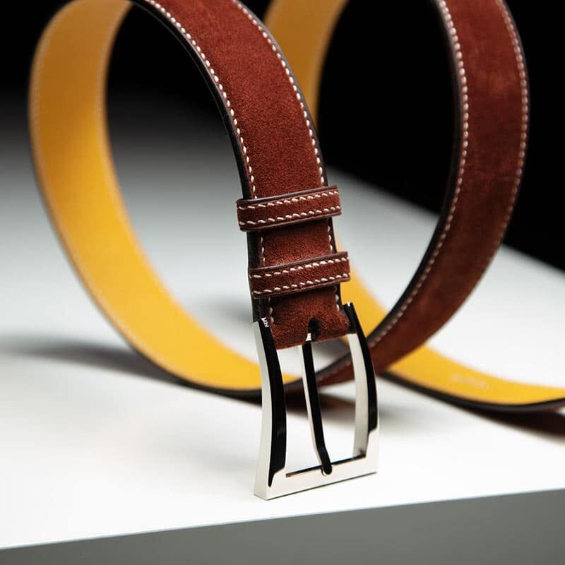 ceinture en veau velours tan, intérieur jaune et boucle Delta 4