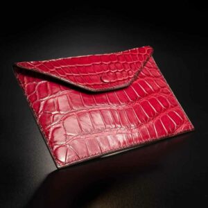 enveloppe en crocodile rubis 1