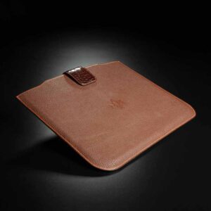 étui à Ipad en chèvre marron 1