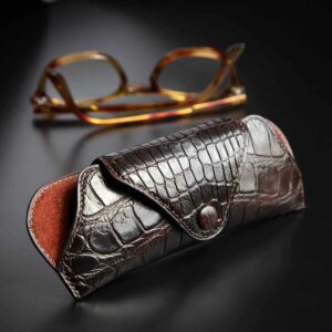 étui à lunettes en crocodile chocolat 1