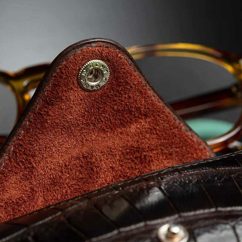 étui à lunettes en crocodile chocolat 3