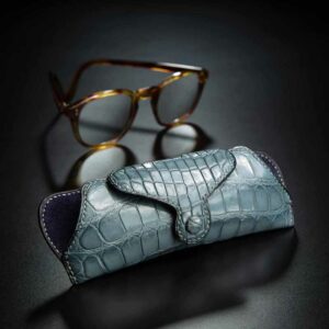 étui à lunettes en crocodile gris-bleu clair 1