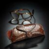 étui à lunettes en crocodile marron 1