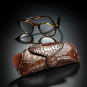étui à lunettes en crocodile marron 1