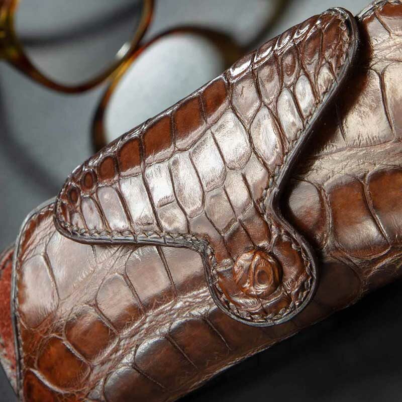étui à lunettes en crocodile marron 3