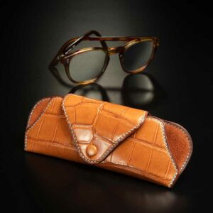 étui à lunettes en crocodile miel 1