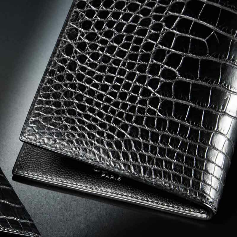 portefeuille en crocodile noir mat 3