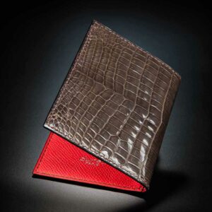 portefeuille Iota en crocodile gris taupe 1