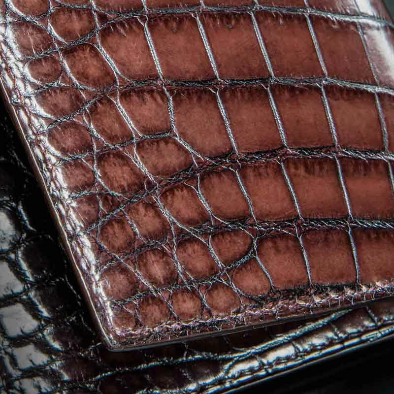 portefeuille Iota en crocodile marron taupe 2