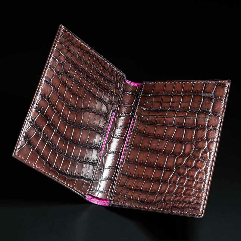 portefeuille Iota en crocodile marron taupe 3