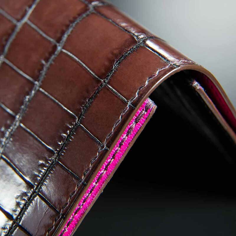 portefeuille Iota en crocodile marron taupe 4