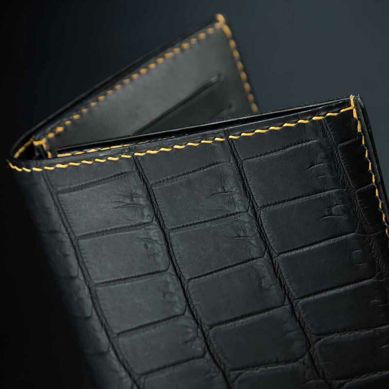portefeuille Iota en crocodile noir 4