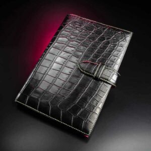 protège-cahier en crocodile noir 1